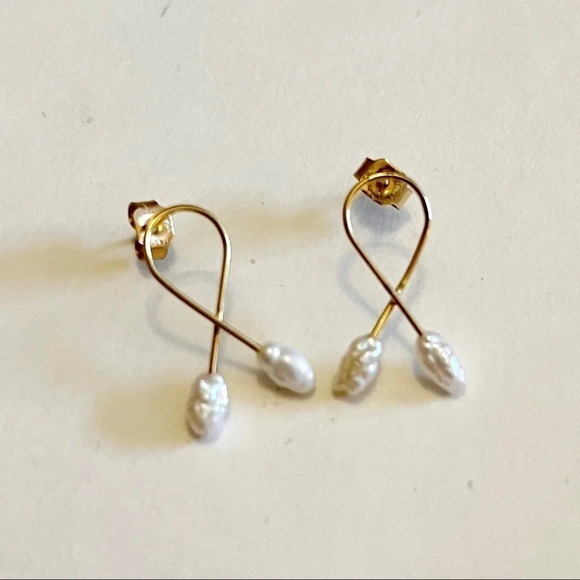 Mother of Pearl 14k Gold Italy Earrings Ribbon Shape Dainty Small - Picture 1 of 7